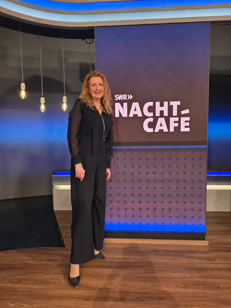 Nachtcafé Nella Rausch 26. Juni 2026 - vor Logo - swe