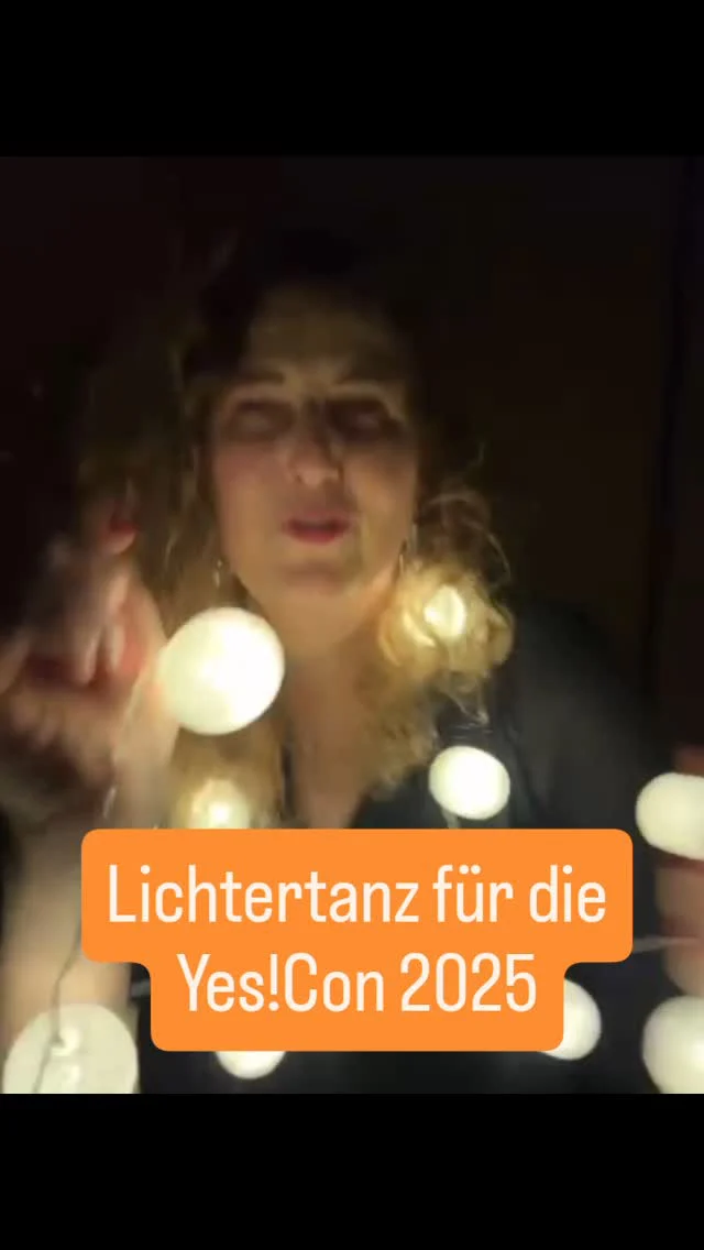 Am 9. Und 10. MAI ist es endlich soweit. Dann findet wieder die 
YES!CON in Berlin statt. 

Wie immer dreht sich alles um das Motto „Du bist nicht allein“. 

Diese Botschaft wird in diesem Jahr mit einer besonderen Aktion verbunden.

Es wird einen riesigen Lichterteppich geben – bestehend aus ganz vielen Videos, in denen ihr euch mit eurem coolsten, kitschugsten, wildesten Lichtertänzen zeigt.

Machst du mit? 

Bis zum 2. MAI Luchtertanz aufnehmen und an die Macher der YES!CON scicken.

20 Sekunden, länger nicht.
 

@yeswecan_cer