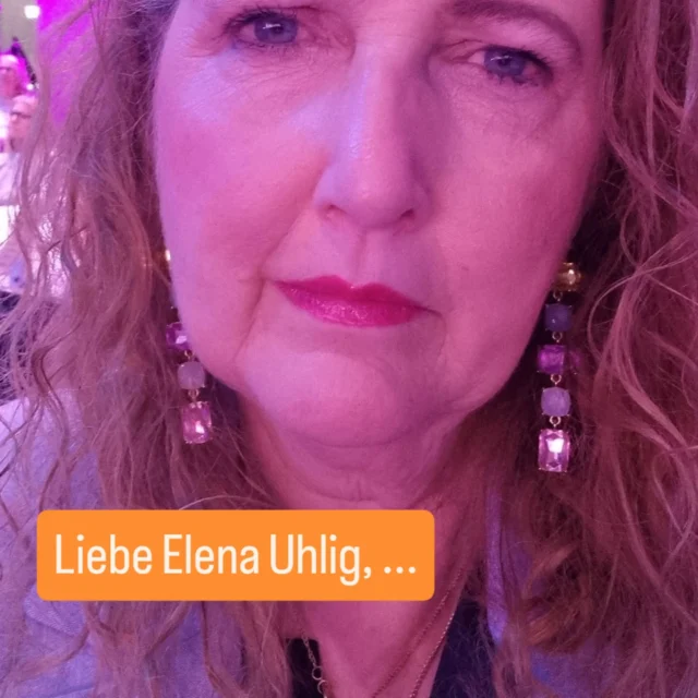 Das "Krebshotel" - ihr Ernst?

Eine Bemerkung, die lustig daher kommt, aber der Sache nicht gerechet wird, sie geradezu diskreditiert, ließ mich diese Nachricht, direkt von der 
Yes!Con verfassen. 

Liebe Elena Uhlig @elena_uhlig 

ich wende mich heute an Sie, weil mich ein Vorfall beim Felix Burda Award tief getroffen hat. Als Cancer-Survivorin, Podcasterin, Speakerin und Autorin setze ich mich seit Jahren für die Entstigmatisierung von Krebs ein. Zu hören, dass Sie in Ihrer Moderation das Hotel, in dem ich anlässlich der YES!CON untergebracht war, als „Krebshotel“ und „bedrückend“ bezeichnet haben, hat mich zutiefst enttäuscht. 

Diese Worte verfehlen den Geist der Veranstaltung und die Bemühungen der gesamten Cancer-Community, die zeigt, dass das Leben mit Krebs nicht nur schwer und traurig sein muss, sondern auch bunt, laut und voller Hoffnung sein kann.

Ihr Kommentar hat viele von uns, die täglich gegen Stigmatisierung kämpfen, vor den Kopf gestoßen. Ich war immer eingroßer Fan Ihrer Arbeit, Ihrer Kreativität und Ihrer Energie und finde es sehr schade, dass Sie sich zu dieser Bemerkung haben hinreißen lassen. 

Ich würde mich freuen, wenn Sie meine Zeilen zum Anlass nähmen, um sich einmal wirklich mit der Realität von Krebspatient:innen zu beschäftigen. Wir wollen nämlich Leben und zwar mit Leidenschaft und mit Zuversicht und nicht mit Schwere und Ausweglosigkeit. Ich würde mir wünschen, dass Sie verstehen, wie verletzend solche Aussagen sind und wie wichtig es ist, Menschen mit Respekt und Empathie zu begegnen. 

Ich hoffe, dass Sie nach meiner Reaktion hier - die sehr spontan formuliert aus mir herausgesprudelt ist - sensibler mit solchen Themen umgehen und die Chance durch Ihre Prominenz nutzen, ein Bewusstsein für das Leben von Menschen nach einer Krebsdiagnose zu schaffen, statt ungewollt Klischees zu verstärken.

Mit enttäuschten, aber hoffnungsvollen Grüßen
Nella Rausch