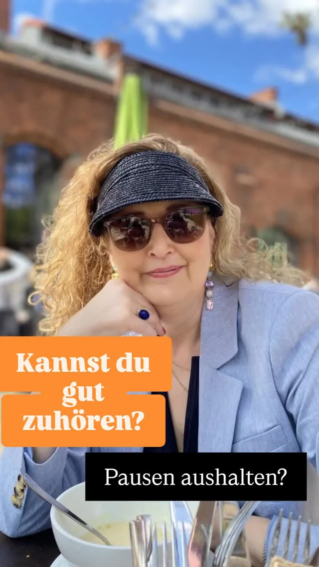 Ich habe gelesen. Aber vor allem habe ich zugehört.

Denn echte Begegnungen beginnen oft dann, wenn man den Text zur Seite legt.

Und das durfte ich einmal mehr vor kurzem bei der Lesung aus meinem Ratgeber „Warum sagt mir das denn niemand? Was Du nach einer Krebsdiagnose alles wissen musst.“ in der Klink Ebersbach in Ostsachsen erfahren.

🧡 Eine Frau, frisch mit Brustkrebs diagnostiziert, sagte nach der Lesung leise zu mir:
„Ich nehme für mich heute viel Ruhe und Zuversicht mit, liebe Frau Rausch. Der Austausch hat mit gutgetan.“ Das war ein schöner naher Moment, der mich sehr berührt hat.

 🧡 Und dann war da dieser Vater, dessen Tochter mit nur 34 Jahren vor zwei Jahren an Eierstockkrebs verstorben ist und der immer noch - nicht überraschend - trauert, nach Antworten sucht.

Auf meine Frage, was ihm in dieser Zeit gefehlt habe, antwortete er ruhig:
„Ich fühlte mich nicht gesehen. Als Vater, als Angehöriger – war ich hilflos.“
Wir sprachen alle lange mit ihm. Hörten ihm zu. Stellten weitere Fragen und versuchten ihm Hilfestellungen zu geben.

Und wir schwiegen gemeinsam. Weil manchmal eben Worte fehlen.
Das gemeinsame Schweigen ist meines Erachtens die höchste Kunst des Zuhörens. Die Pausen aushalten, einander Raum geben.

 zellenkarussell.de

@brustzentrumostsachsen